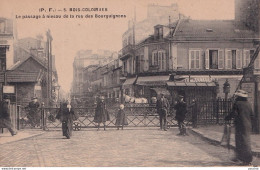 92) BOIS COLOMBES - LE PASSAGE A NIVEAU DE LA RUE DES BOURGUIGNONS - ( 2 SCANS ) - Autres & Non Classés