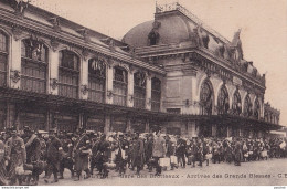 N21-69) LYON - GARE DES BROTTEAUX - ARRIVEE DES GRANDS BLESSES - MILITARIA - GUERRE - TRES ANIMEE - ( 2 SCANS ) - Lyon 6