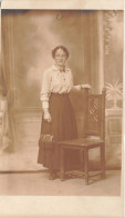 CARTE PHOTO - Femme Debout Avec Une Chaise à Côté - Carte Postale Ancienne - Photographie