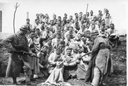 Photographie Photo Amateur Vintage Snapshot Orchestre Militaire Musique Musicien - Guerre, Militaire