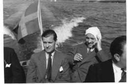 Photographie Photo Amateur Vintage Snapshot Drapeau Flag Bateau Vent Drôle - Anonymous Persons