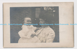 C016209 Woman With A Baby In Her Arms. Postcard - World