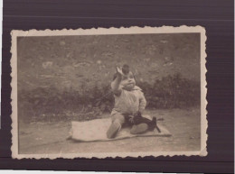 PHOTO D UN ENFANT AVEC UNE PELUCHE 8.5 X 6 CM - Personnes Anonymes