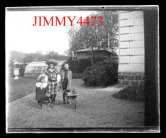 Trois Enfants à La Campagne, Ville à Identifier - Plaque De Verre - Taille 43 X 53 Mlls - Plaques De Verre