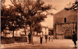 17 ILE DE RE - ARS EN RE - La Place De L'Eglise - Ile De Ré