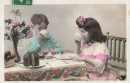 ENFANTS - Garçon Et Fille Prenant Le Thé - Carte Postale Ancienne - Altri & Non Classificati