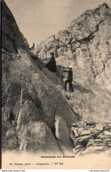 NÂ°111762 -cpa Chamonix -cheminÃ©e Du BrÃ©vent- - Bergsteigen