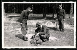 Foto-AK Zollbeamte Kontrollieren Einen Reisenden An Der Grenze  - Douane