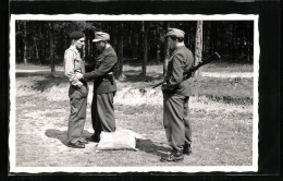 Foto-AK Zwei Zollbeamte Kontrollieren Einen Schmuggler An Der Grenze  - Douane