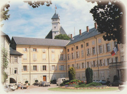 Chambery 73  Carte Non Circulée L'Hotel De Ville -le Chateau Des Ducs De Savoie Cours Animée Et Voitures - Chambery