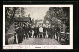 AK Soldaten Stehen An Der Grenzkette  - Customs