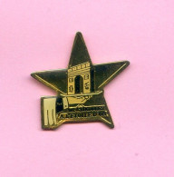 Rare Pins Arc De Triomphe Paris A L'etoile D'or D243 - Villes