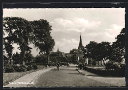 AK Esens /Ostfriesland, Strassenpartie Mit Kirche  - Esens