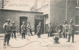 POMPIERS - Corps De Pompiers - Le Casque Anti Fumée Pour Feux De Cave - Carte Postale Ancienne - Firemen