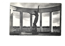 Normandie, OMAHA BEACH, Colleville Cimetière Américain, Statue (bronze, Sculpture Donald De LUQ U.S.A) - Photo Véritable - Autres & Non Classés