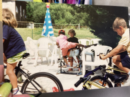 Photo Snapshot Photo Couleur Enfant, Garçon Blond, Avec Des Cheveux Frisés Avec Un Enfant De Couleur, Qui Monte Sur Un C - Personnes Anonymes