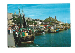 Côte Fleurie, Normandie, Trouville (14) Le Quai Et La Touques, Bateaux De Pêche, Caen - Timbre 1983 - édit Artaud 98 - Trouville