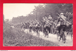 Milit-149P229 Un Peloton Cycliste Doublant Une Colonne D'artillerie, Animation, Cpa BE - Regiments