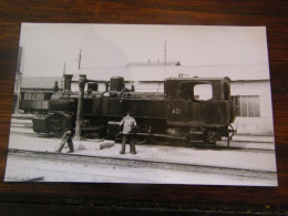 Photographie - Vivarais (07) -  Locomotive N°401 - Entrepôt - Animation - 1951 - SUP (HZ 35) - Autres & Non Classés
