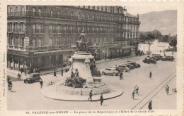 Valence Sur Rhône * La Place De La République Et L'hôtel De La Croix D'or * Grand Café De Valence - Valence