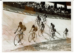 PHOTOGRAPHIE De MEURISSE LOUIS - AU PARC DES PRINCES - GRAND PRIX DE FRANCE - MAGNE VAINQUEUR - RARE - VOIR SCANS - Cyclisme