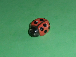 Fèves / Fève / Animaux : Coccinelle , Bouton T95 - Animals