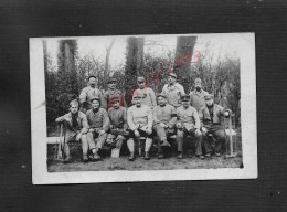 MILITARIA CARTE PHOTO MILITAIRE ECRITE BOULOGNE BILLANCOURT 1918 GROUPE DE POILUS ASSIS SUR BANC SCIE A LA MAIN & RABOT - Guerre 1914-18