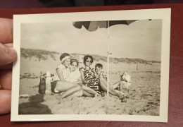 Photo LES SABLES D'OLONNE Vendée (85) Une Famille à La Plage - Sables D'Olonne