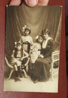 Carte Photo Une Famille La Mère Et Ses 3 Filles Vers 1930 - Photos