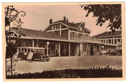 55 - VERDUN - GARE DE L'EST - DER WESTBAHNHOF - VOITURE ANCIENNE - AUTOBUS ANCIEN - MEUSE - Gares - Sans Trains