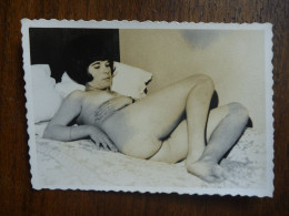 Photo Amateur Originale Agfa Des Années 60 - Femme Nue Endormie Sur Son Lit - Unclassified