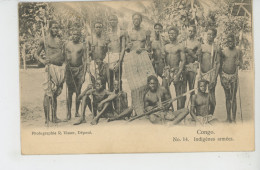 AFRIQUE - CONGO - Indigènes Armés  - Photo. R. Visser (beau Timbre Au Dos ) - Congo Français