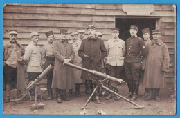 CARTE PHOTO MILITARIA - FRANCE - GROUPE DE MILITAIRE - INSTRUCTION DES BOMBARDIERS - Material