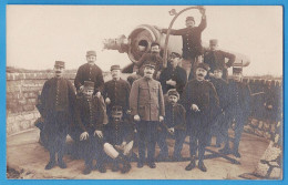 CARTE PHOTO MILITARIA - MILITAIRE - FRANCE - GROUPE D'ARTILLEURS DU 7° - ARTILLERIE - CANON - - Ausrüstung