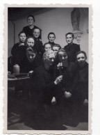 Snapshot Superbe Etrange Groupe Femme En Noir Religion Soeur Nonne Clair Obscur Lumière Expression - Anonymous Persons