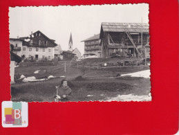 Obergurgl Photo Originale Station De Ski église Hôtel Animée Jeune Femme  8 Cm X 11,8 Cm - Autres & Non Classés