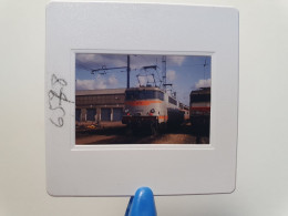 Photo Diapo Diapositive Slide Train Wagon Locomotive Electrique SNCF 9279 à TOURS Le 17/02/1992 VOIR ZOOM - Dias