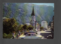 Luz Saint Sauveur La Place De L'église , Renault 4l, Citroen Ds, Panhard , Cnili Hotel - Luz Saint Sauveur