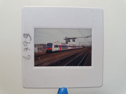 Photo Diapo Diapositive Slide TRAIN Wagon Rame Banlieue SNCF 2N X 8913 à VITRY Le 11/03/1992 VOIR ZOOM - Diapositives (slides)