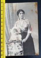 #17    Anonymous Persons - Woman Femme With Baby From Greece - Personnes Anonymes