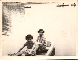 Photographie Photo Snapshot Anonyme Vintage Barque Rame Femme Amies Asiatique - Other & Unclassified