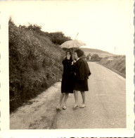 Photographie Photo Snapshot Anonyme Vintage Parapluie Amies Drôle Pluie  - Personnes Anonymes