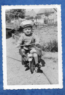 Photo Originale Enfant Garçon Avec Grande Casquette Sur Un Petit Vélo Type Tricycle  Format 12/8 Cm Non Datée - Orte