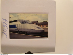 Photo Diapo Diapositive Slide TRAIN Wagon Loco Locomotive TGV SNCF Rame 4501 En GARE De MONTARGIS 1993 VOIR ZOOM - Dias