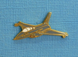 1 PIN'S //   ** AVION DE COMBAT " LE RAFALE " AVIATION FRANÇAISE / DASSAULT ** . (Swanor). - Vliegtuigen