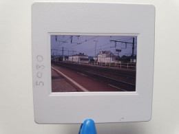 Photo Diapo Diapositive Slide Wagon TRAIN Quais GARE SNCF De MONTEREAU En 08/1990 VOIR ZOOM - Diapositives