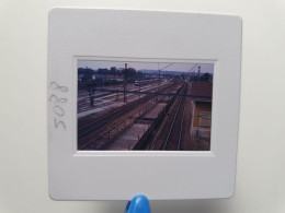 Photo Diapo Diapositive Slide Wagon TRAIN De Banlieue SNCF Et Rame De Wagons Plats à MONTEREAU En 08/1990 VOIR ZOOM - Diapositives