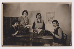 Young Women Working On Old Typewriter, Office Scene, Portrait, Vintage 1930s Orig Photo 13.9x8.9cm. (1065) - Anonymous Persons