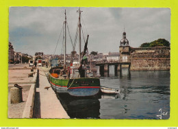 29 CONCARNEAU N°4063 Bateaux De Pêche D'AUDIERNE Devant L'entrée De La Ville Close VOIR DOS - Concarneau