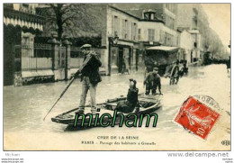 CPA 75 PARIS 15em CRUE DE 1910 PASSAGE DES HABITANTS  A GRENELLE PARFAIT ETAT - Arrondissement: 15